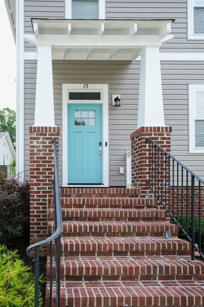 Building Photo - 3 Bedroom, 2.5 Bath in Prime Location! Law...