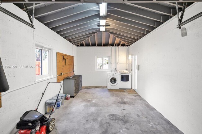 Building Photo - 801 NE 118th St