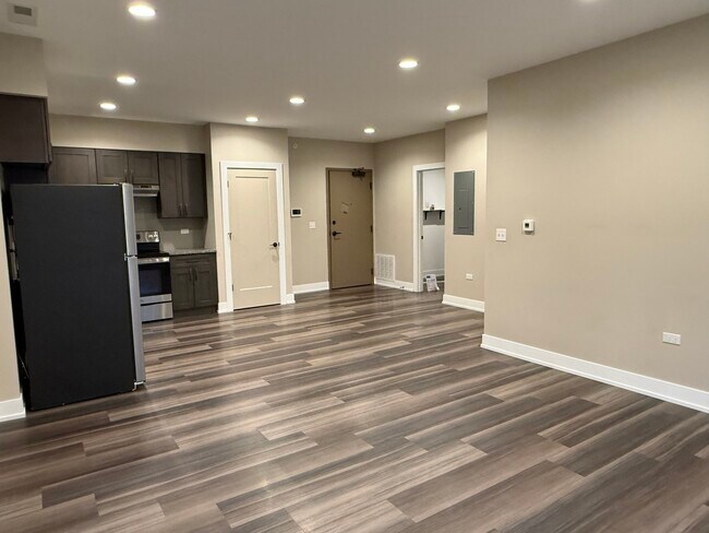 Building Photo - 400 E Hillcrest Dr