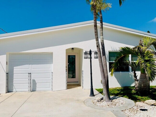 Building Photo - 14162 W Parsley Dr