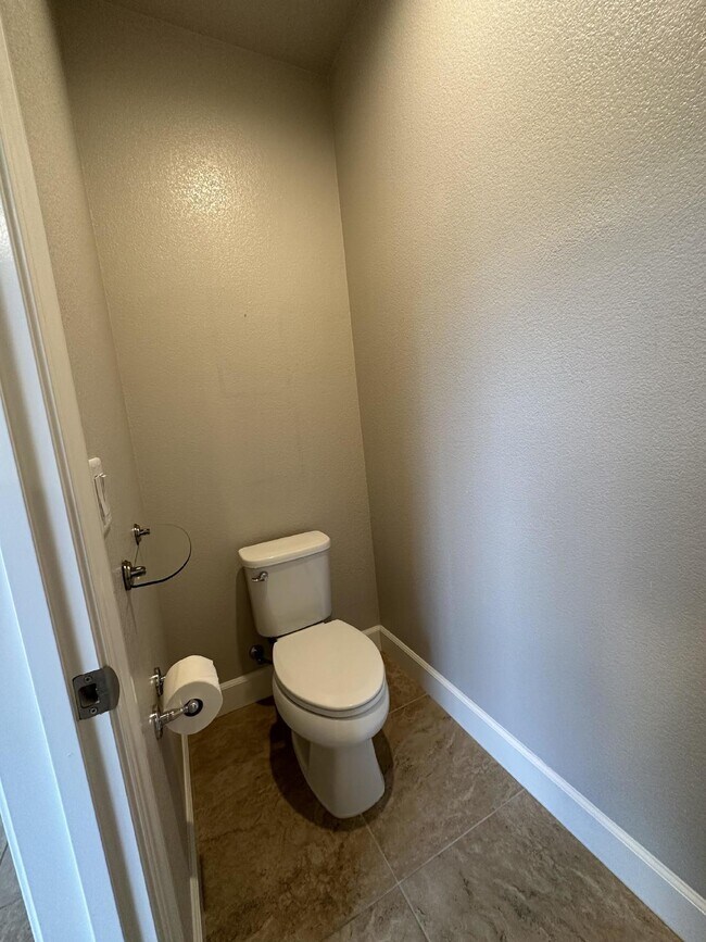 Building Photo - Gorgeous like new 4 bedroom 3 bath home located in Promontory