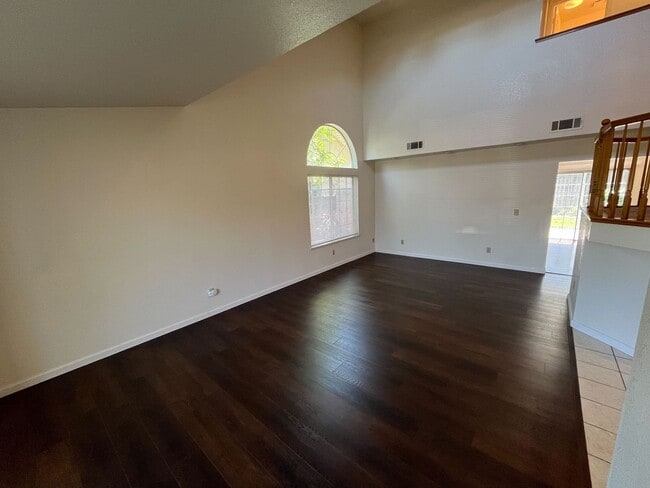 Building Photo - Spacious & Stylish 4-Bed Home in Prime Sto...