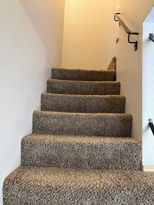 Building Photo - REDUCED RENT & 1ST  FULL  MONTH'S  RENT  FREE  |  Pets Welcome!  |  NO monthly Pet Rent