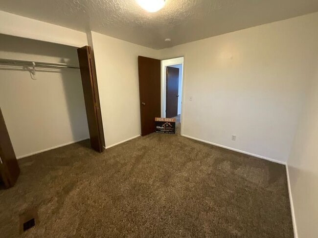 Building Photo - 2 bdrm 1 bath Duplex. Small Dog Friendly