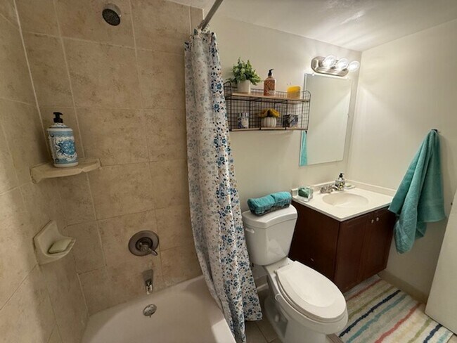 Building Photo - 2 Bed 1 Bath Spacious Apartment