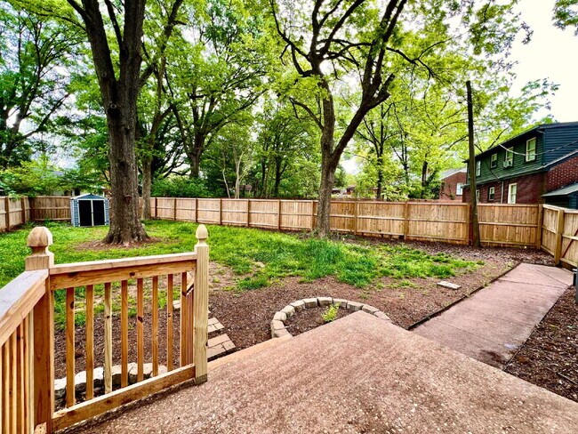 Building Photo - Welcome home to this charming house located near the heart of Charlotte, NC.
