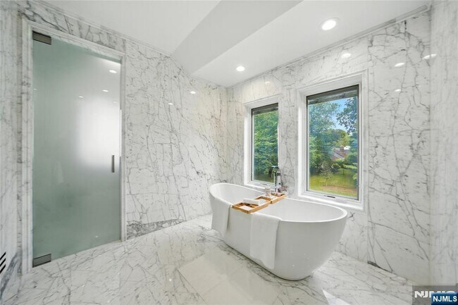 Building Photo - 44 Floral Terrace