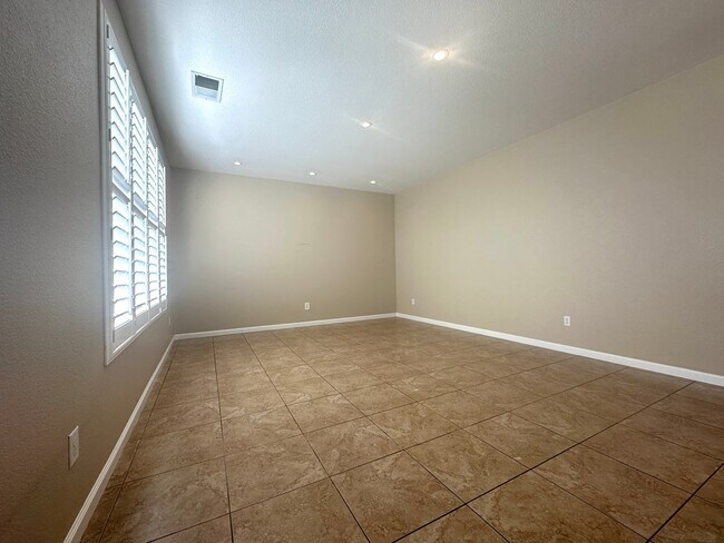 Building Photo - Gorgeous 4 Bedroom with Backyard Oasis wit...