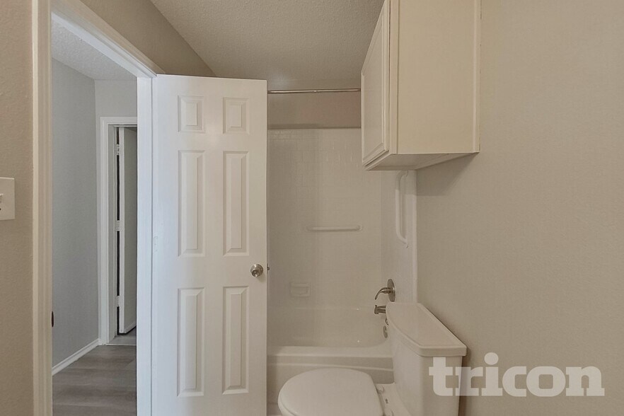 Building Photo - 805 Clover Hill Ln
