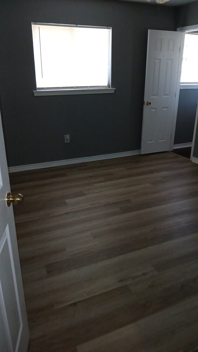 Building Photo - 23 Parkland Cir