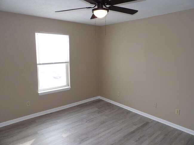 Building Photo - 140 Landings Dr