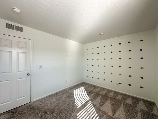 Building Photo - CORNER 3bd 2.5ba paired home in Trails Edge!