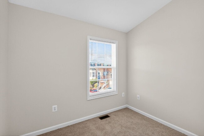 Building Photo - Welcome to a gorgeous end unit townhouse, located in the Heather Hills community.