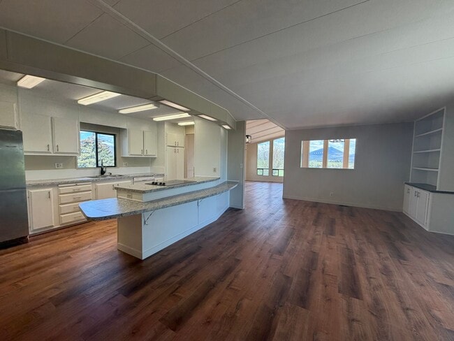 Building Photo - 3 Bedroom, 2.5 Bath - Three Bay garage