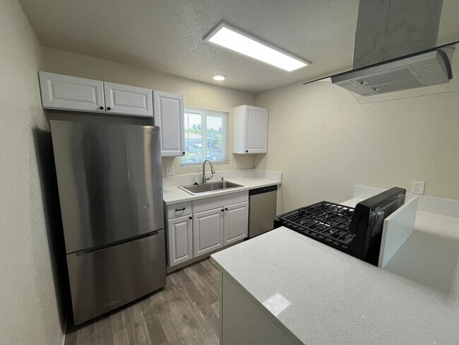 Building Photo - 6417-6417 San Stefano St