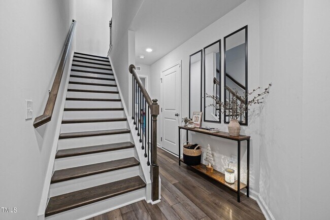 Building Photo - Beautiful Townhome!