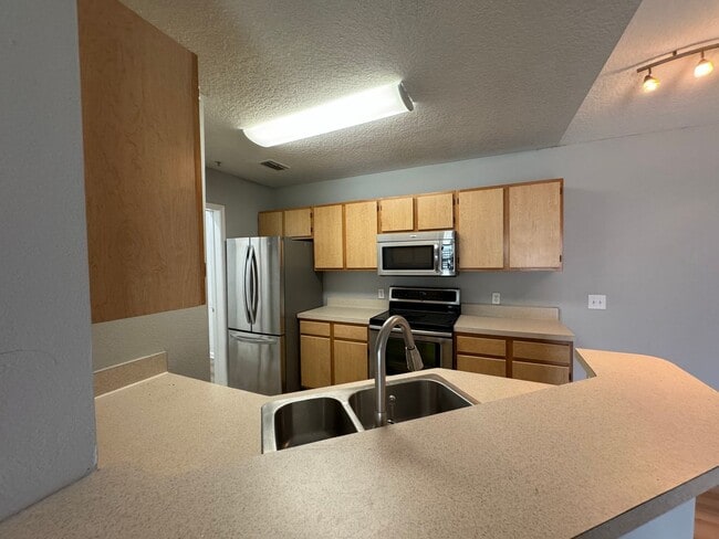 Building Photo - Charming 1-Bedroom Condo – 3rd Floor | Gat...