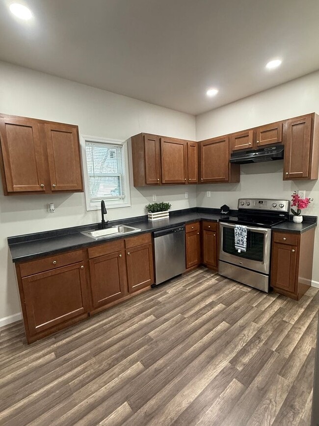 Building Photo - Beautifully updated & in great location