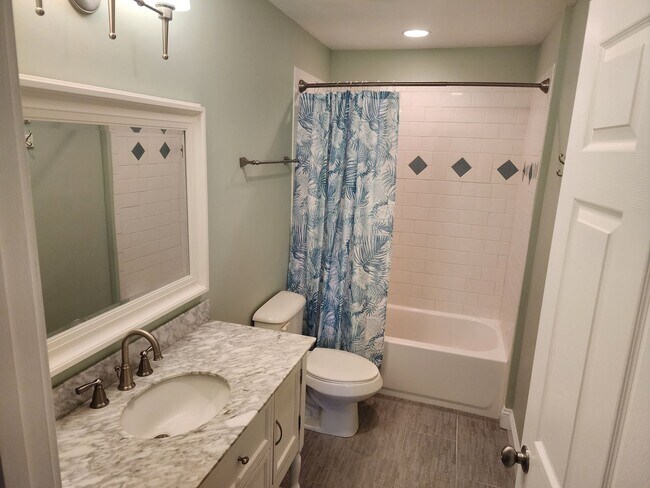 Building Photo - Recently renovated and ready to move in.