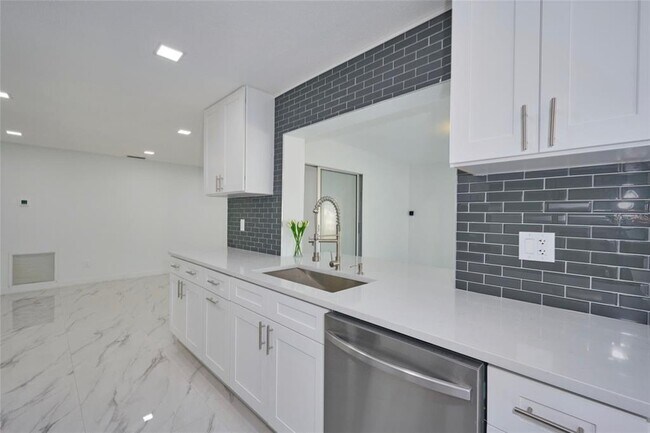 Building Photo - 2310 Laguna Dr