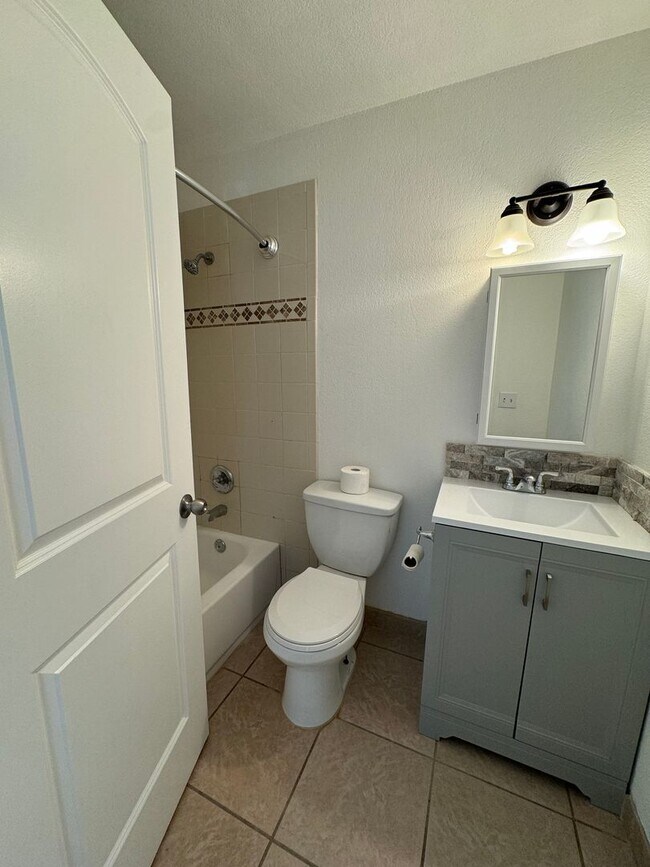 Building Photo - 2 Bedroom condo in Auburn! Walk to everyth...