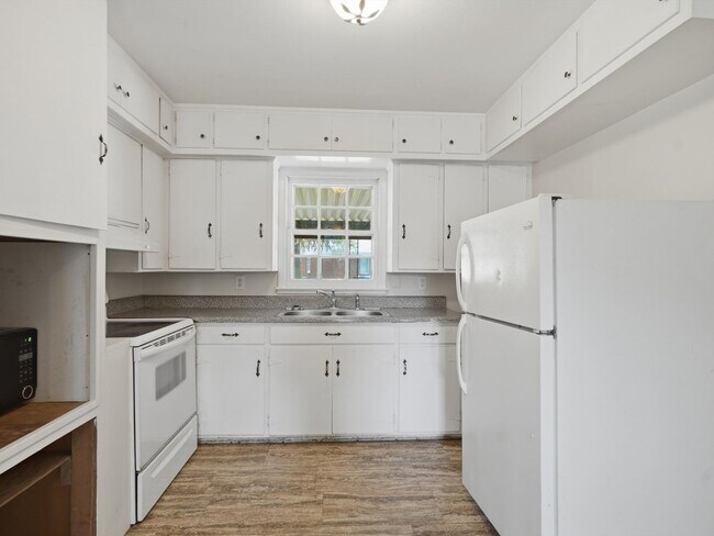 Building Photo - 704 Jackson Dr
