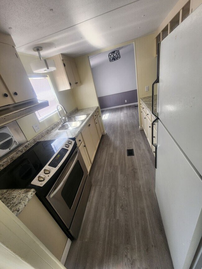 Building Photo - 3 Bedroom, 2 Bathroom Rental NOW Available!