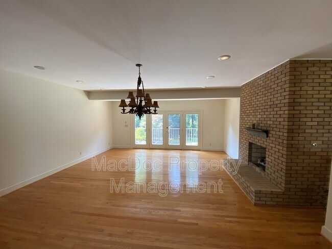 Building Photo - 11225 N Club Dr