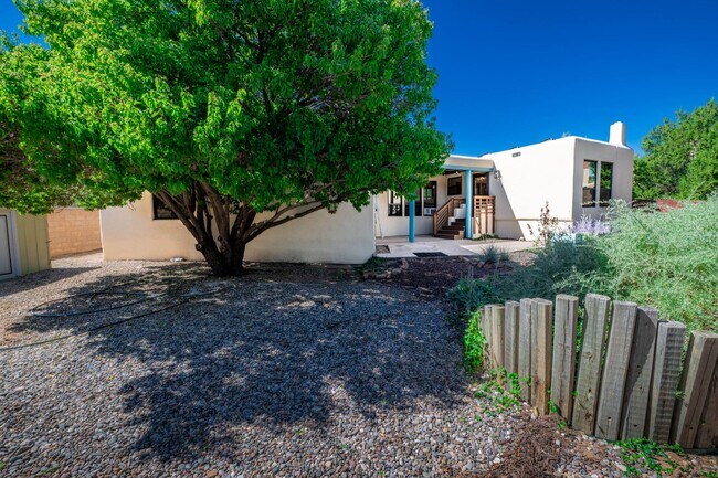 Building Photo - Vibrant Home Off Rodeo Rd.