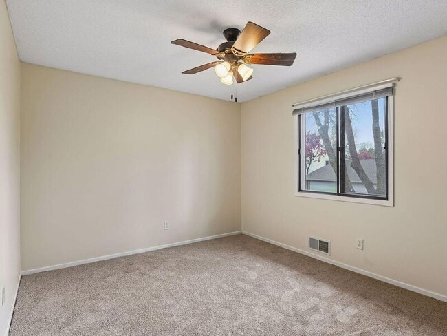 Building Photo - 9357 Ranchview Ln N
