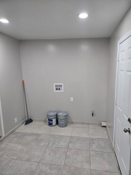 Building Photo - 442 E Arrow, 1/2