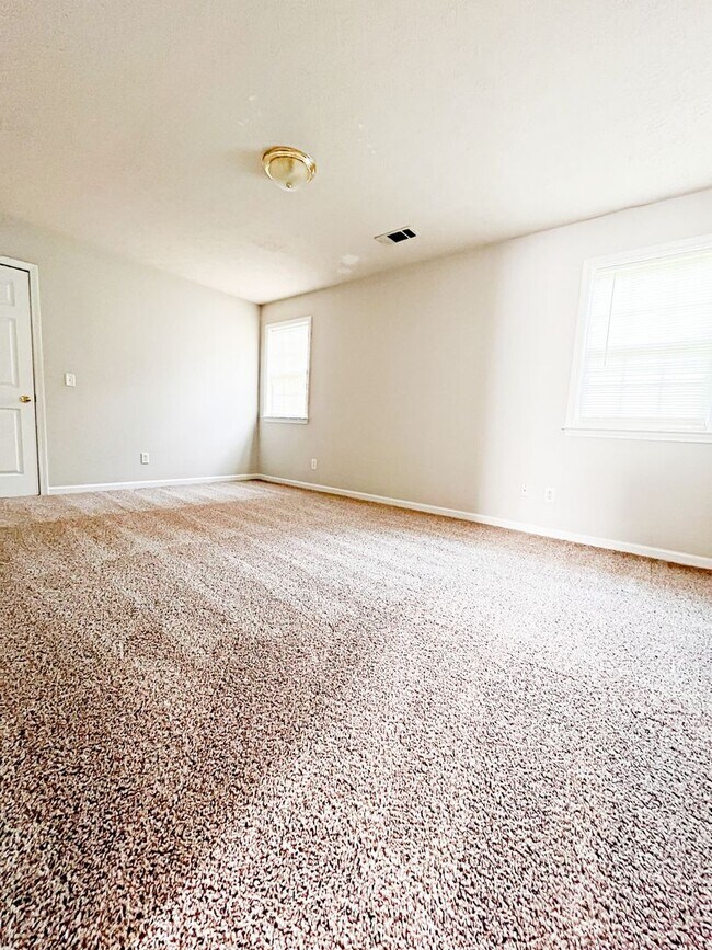 Building Photo - Charming 3 Bedroom Home
