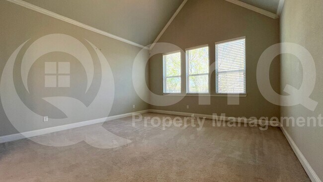 Building Photo - 7005 Golf Club Dr