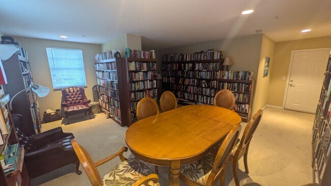 Building Photo - Annual Unfurnished 2/2 Condo in Downtown S...