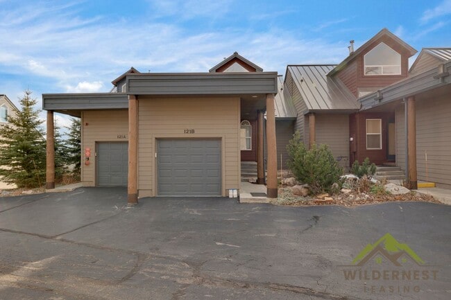 Building Photo - Spacious Townhome with Amazing Views