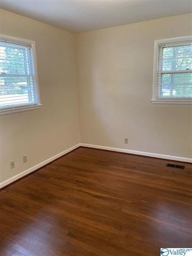 Building Photo - Newly remodeled 3 bedroom/2.5 bath brick h...