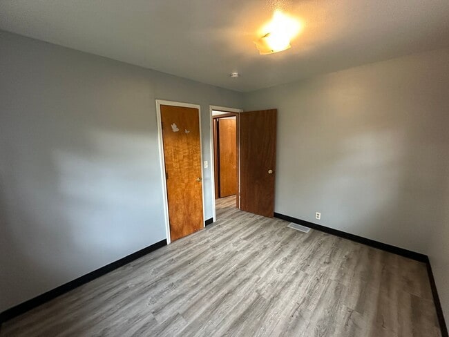 Building Photo - $1650 - 4 Bed 2 Bath Home