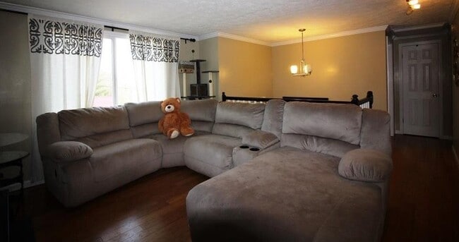 Building Photo - Beautiful Mid Entry Home in a Quiet Neighb...