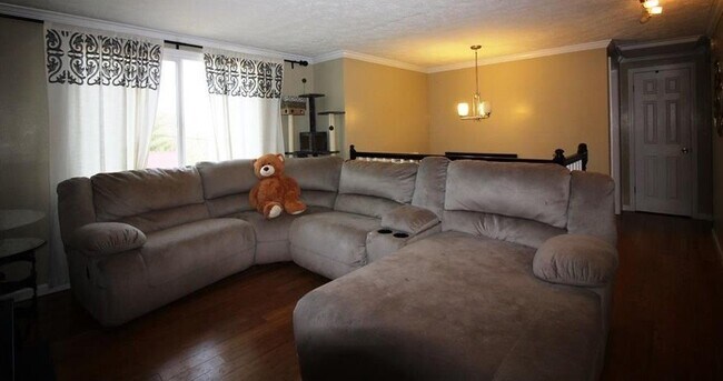 Building Photo - Beautiful Mid Entry Home in a Quiet Neighborhood