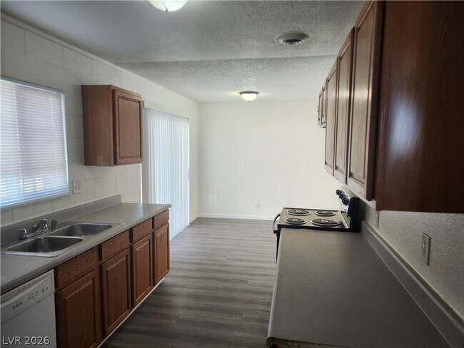Building Photo - 2700 E Basswood Ave