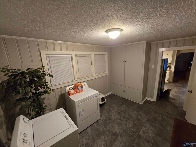 Building Photo - 410 McCullough Ave NE