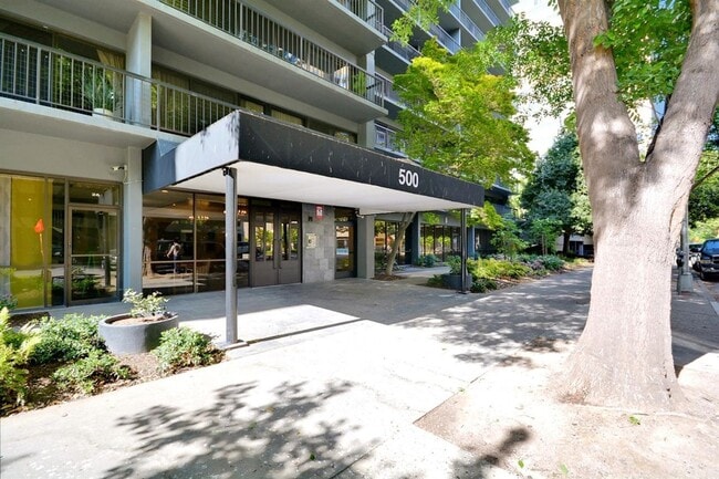 Building Photo - Gorgeous 14th Floor 2 Bd, 2 Bath Condo Available Now!