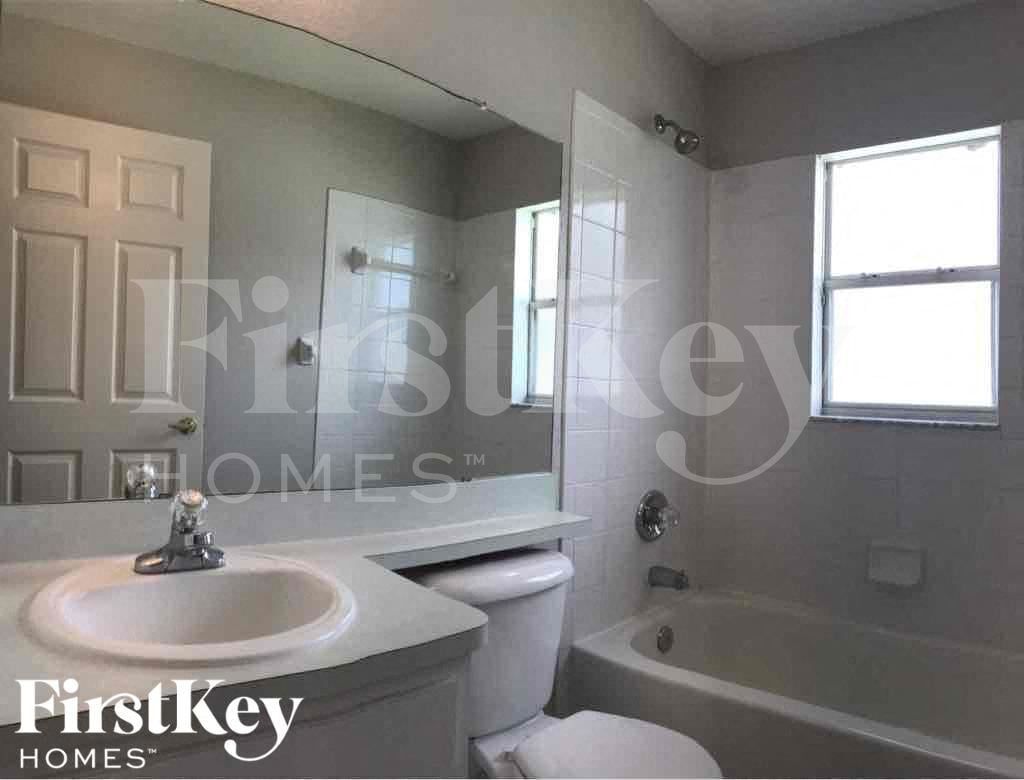 Building Photo - 1237 E Grove Ave