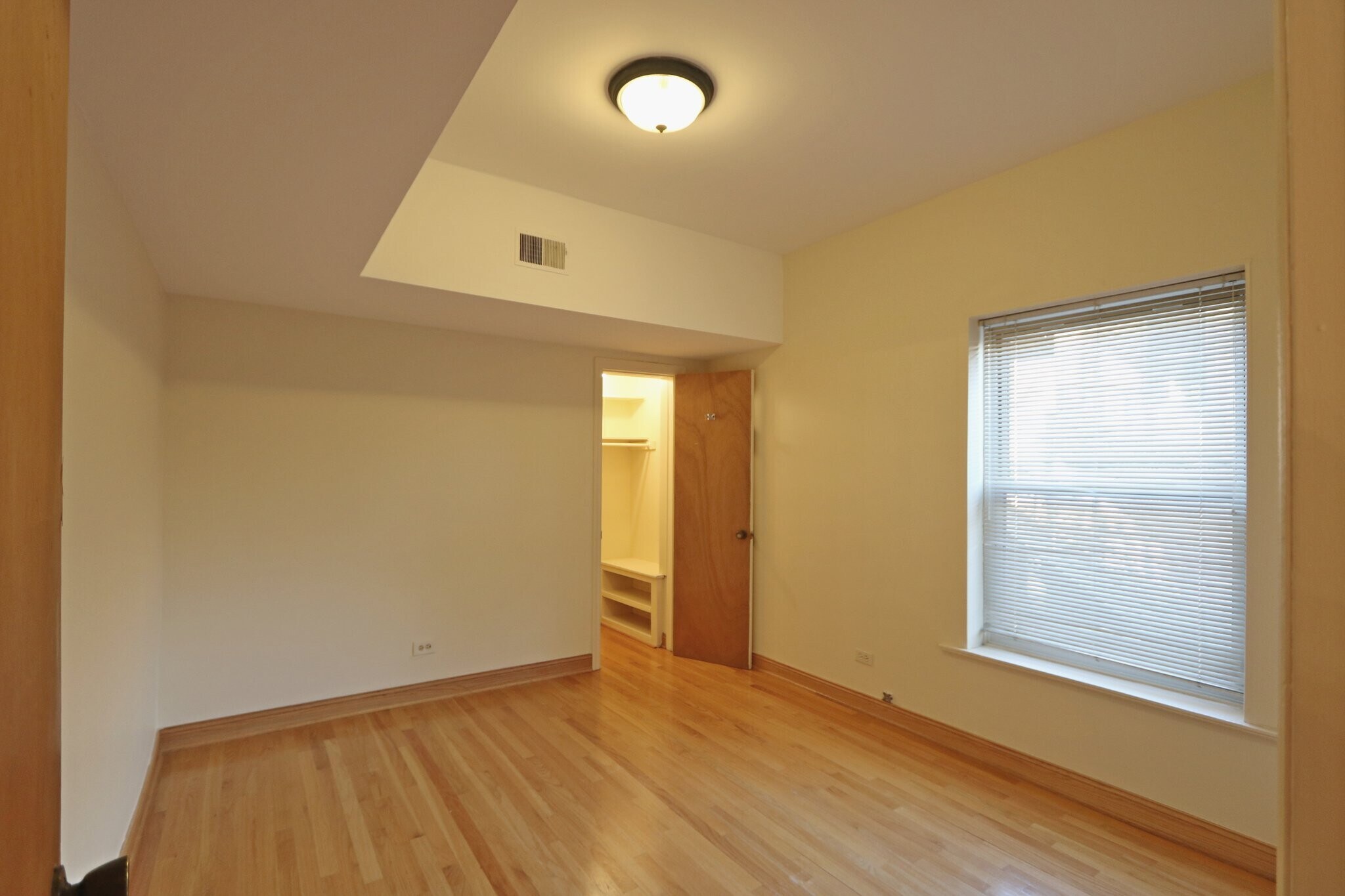 Building Photo - 918 W Buena Ave