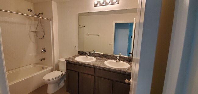 2nd Floor Bath - 7583 Tuscan Bay Cir