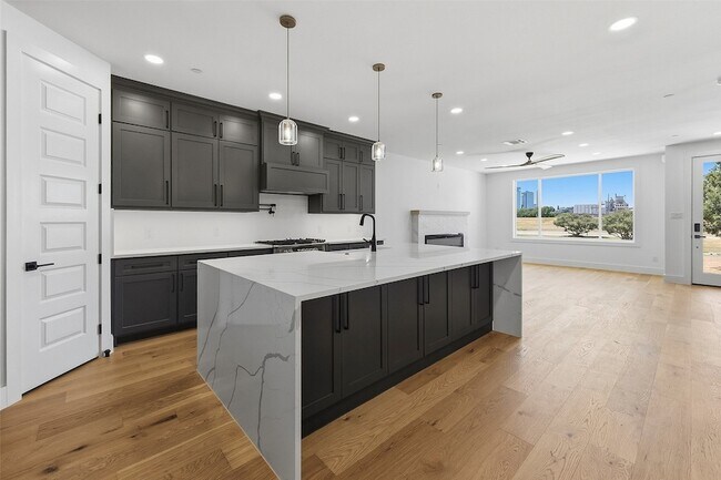Building Photo - 404 Vista Buena Trl