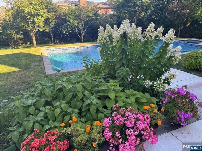 Building Photo - 417 N Woodland St