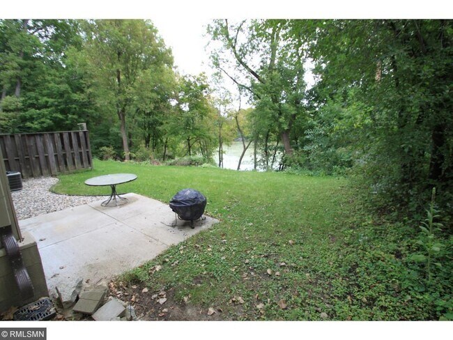 Building Photo - 5545 Shorewood Ln