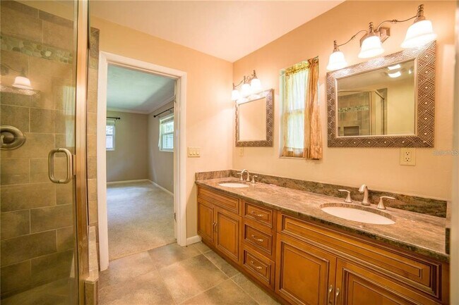 Building Photo - 1009 NW 39th Dr