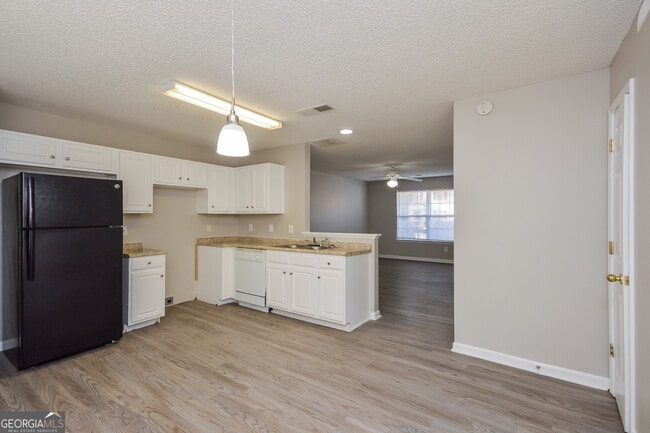 Building Photo - 325 Coral Cir